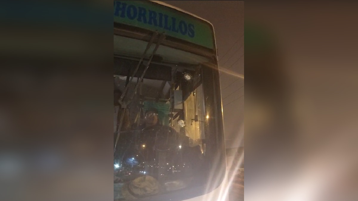 Así quedó la unidad tras ser atacada por desconocidos.