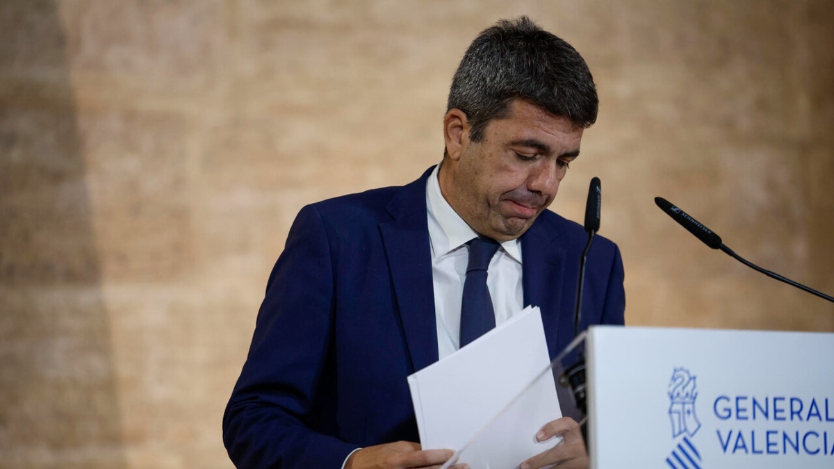 Dimite presidente regional de Valencia tras un año de protestas por su gestión en riadas