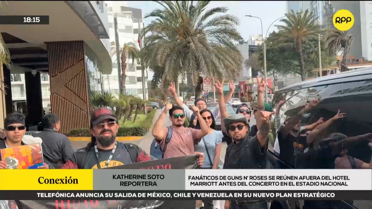 Fans de Guns N' Roses se reúnen afuera del hotel Marriot antes del concierto en el estadio Nacional