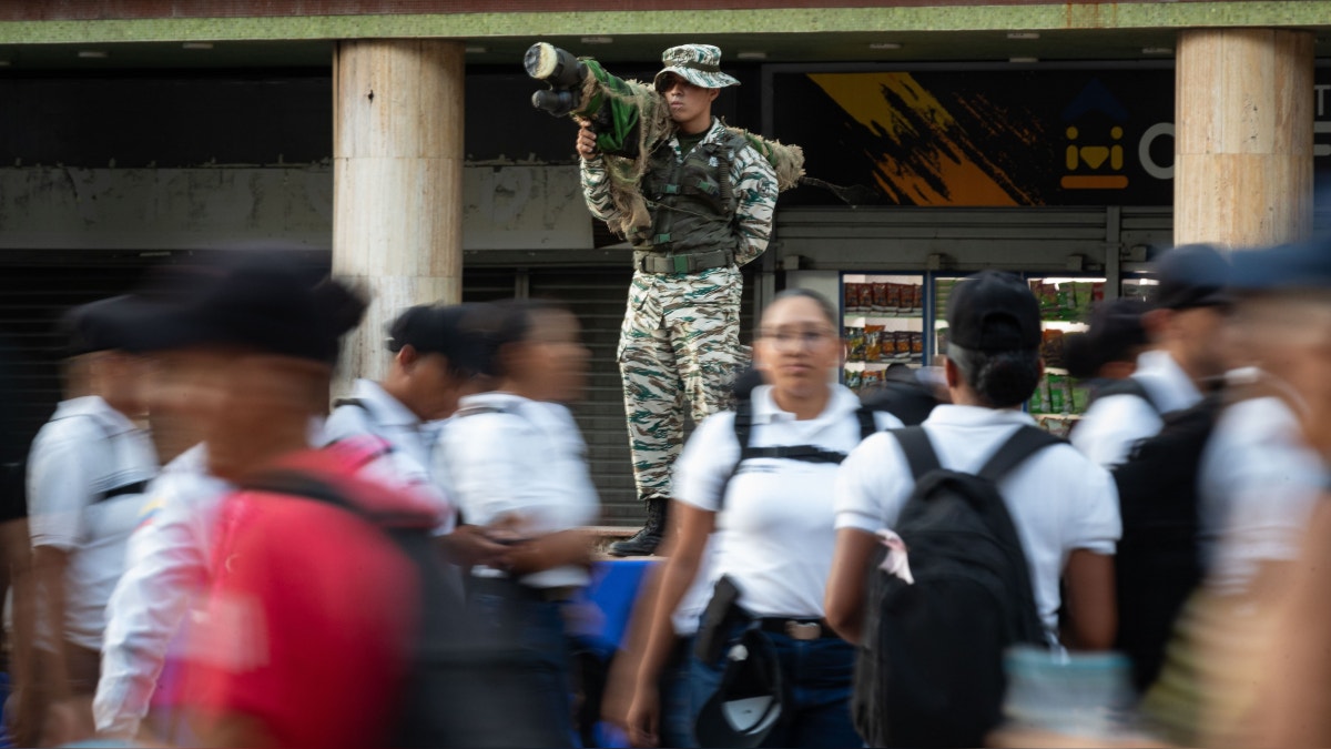 Un integrante de la Milicia Bolivariana de Venezuela durante una manifestación en respaldo al chavismo en Caracas. 