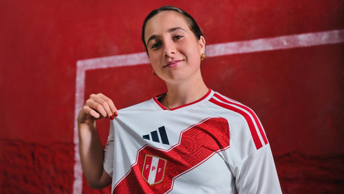 Valerie Gherson, de la selección femenina, también luce la camiseta.