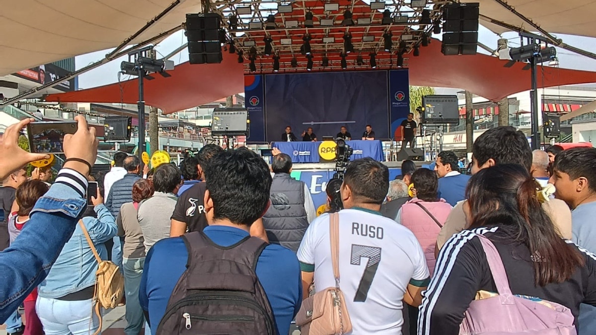 El público de Megaplaza se divirtió con Los Chistosos y Vamos al Var de RPP