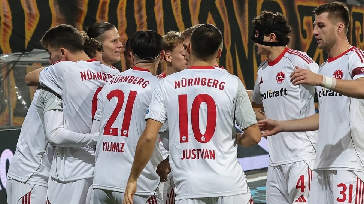 Fabio Gruber usa la máscara y juega con el dorsal '4'.