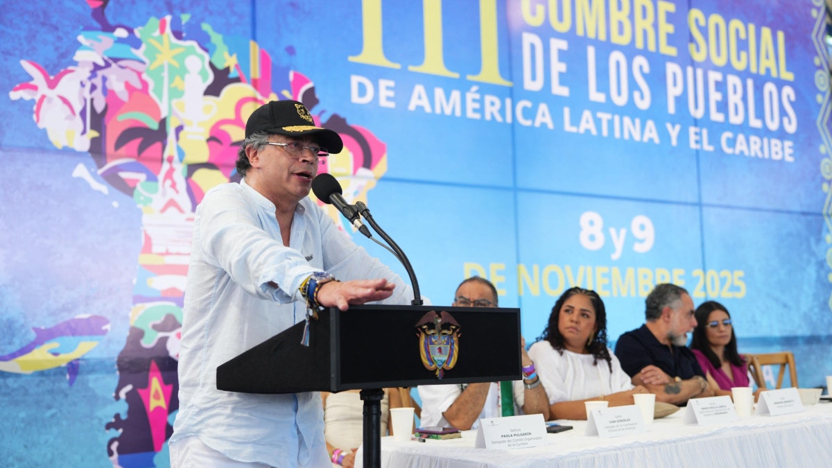 Petro, volvió a arremeter contra su homólogo estadounidense, Donald Trump, por los recientes ataques de ese país a lanchas en el Caribe y el Pacífico que supuestamente transportaban droga, y le advirtió que, como "dice la leyenda, el jaguar va a despertar si el águila dorada se atreve a atacar el cóndor".