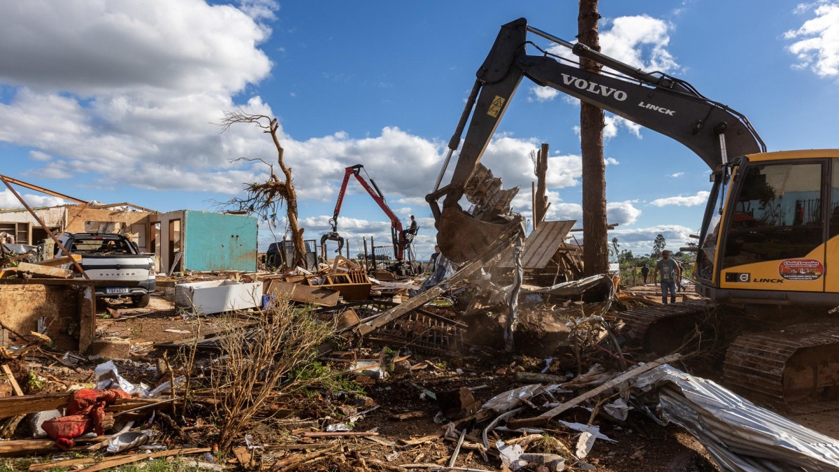 Las autoridades del sureño estado brasileño de Paraná declararon el estado de calamidad pública en los municipios castigados el viernes por un tornado sin precedentes que dejó al menos seis muertos y 750 heridos, así como una ciudad en un 90 % en ruinas.