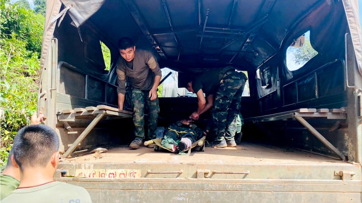 Una foto difundida por el Ejército Real Tailandés muestra a un soldado tailandés herido recibiendo primeros auxilios tras la explosión de una mina terrestre durante una patrulla en la frontera entre Tailandia y Camboya, en la provincia de Si Sa Ket, al noreste de Tailandia, el 10 de noviembre de 2025.