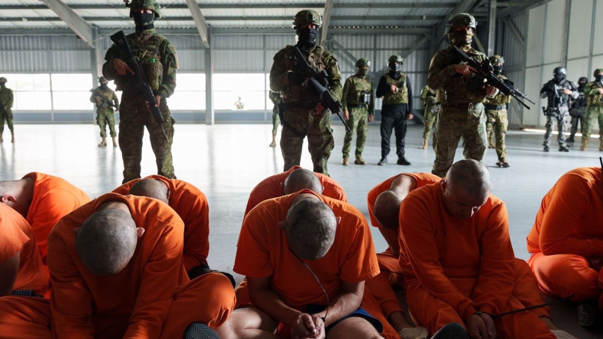 Foto compartida por el presidente de Ecuador, Daniel Noboa, del primer día de la cárcel en Santa Elena. 