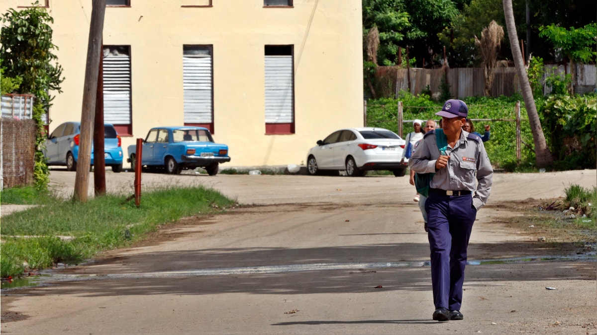 Un poliía camina frente al Tribunal Popular de lo Civil y de lo Familiar de Mariano este martes, en La Habana, lugar donde se desarrolla el juicio contra Alejandro Gil.