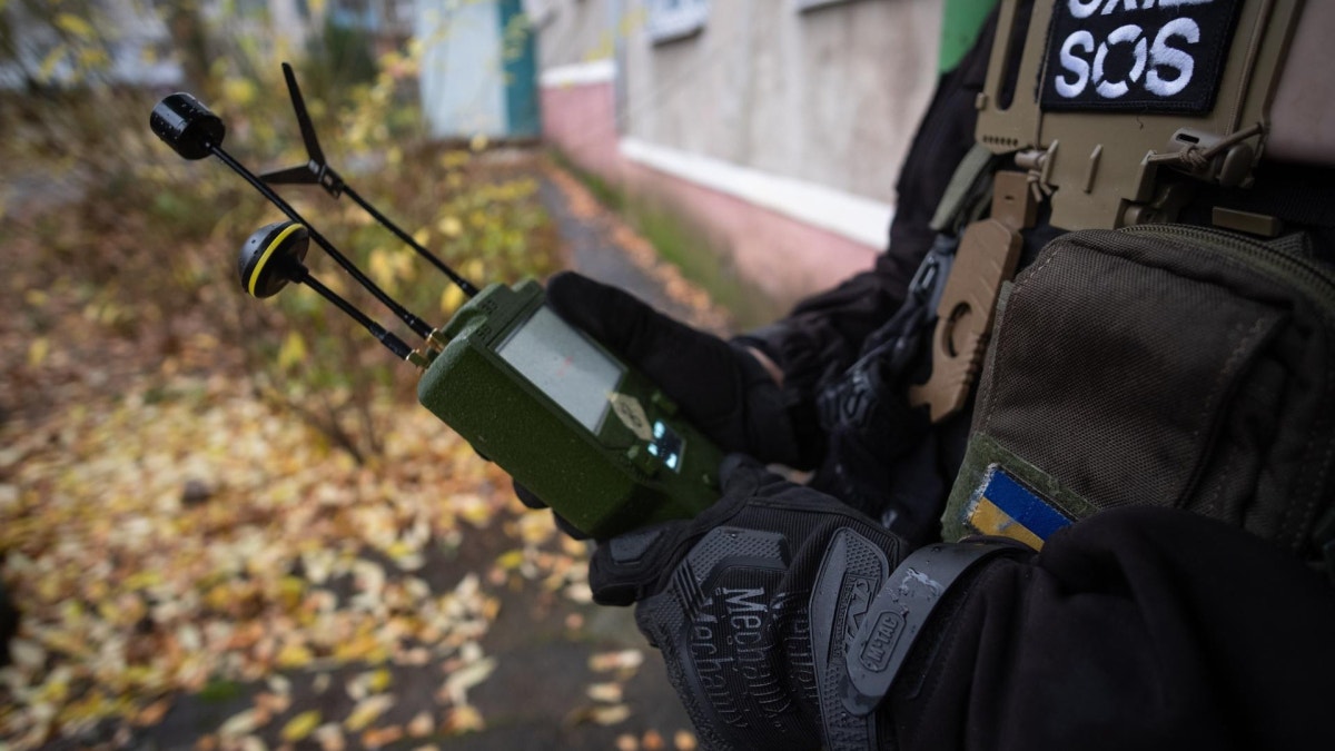 Trabajadores humanitarios de la Fundación East SOS durante una misión de evacuación de civiles en la ciudad de Druzhkivka, Donetsk, Ucrania, el 12 de noviembre de 2025, en medio de la invasión rusa.