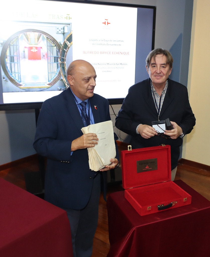 Luis García Montero, director del Instituto Cervantes, recibió el manuscrito de 'Un mundo para Julius' que el profesor Ángel Esteban encontró en el departamento de Julio Ramón Ribeyro en París.