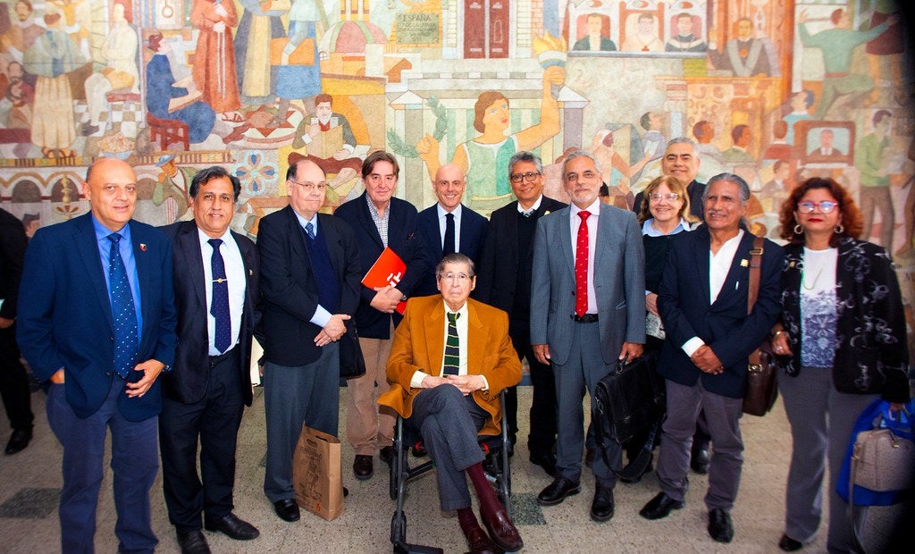 La Facultad de Letras y Ciencias Humanas de la Universidad Nacional Mayor de San Marcos realizó un homenaje al escritor Alfredo Bryce Echenique, a 55 años de la publicación de Un mundo para Julius y 25 de No me esperen en abril.