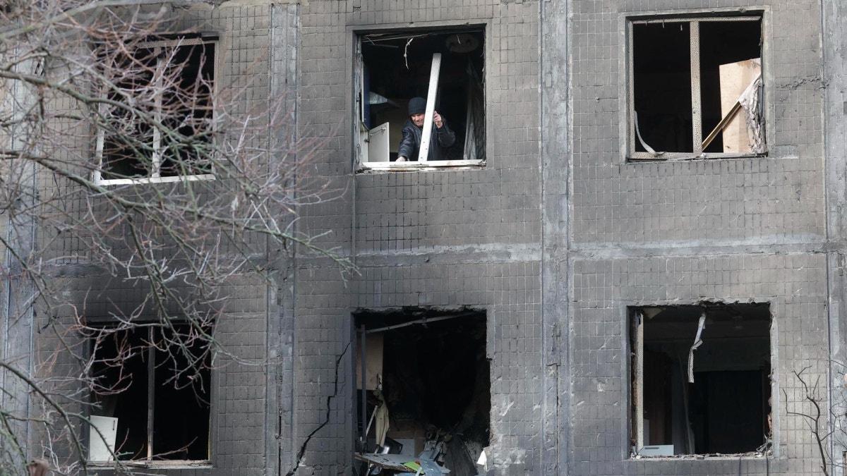 Un residente limpia los restos de su vivienda tras el ataque ruso a Kiev.