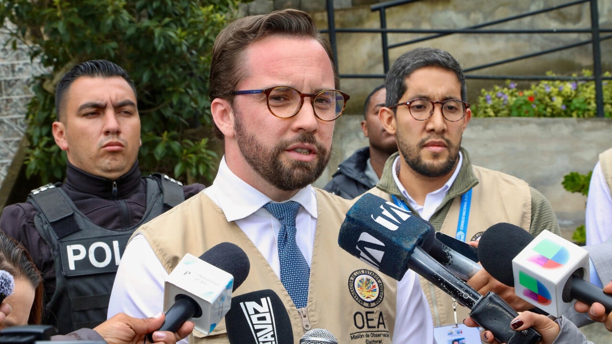 Jefe de misión de la OEA supervisa en Quito el normal desarrollo del referéndum