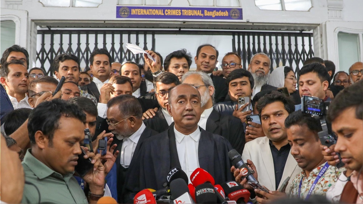 El fiscal general de Bangladés, Md Asaduzzaman (C), se dirige a los medios de comunicación frente al edificio del Tribunal Penal Internacional (ICT), en Daca, Bangladés, el 17 de noviembre de 2025. 