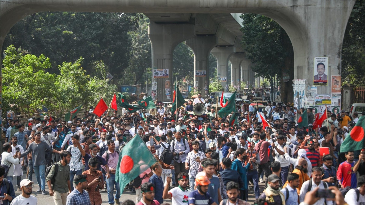 La ex primera ministra Hasina, exiliada en la India desde su salida del poder en agosto de 2024, dijo que su condena a muerte responde a un proceso político dirigido por el Gobierno interino de Yunus, al que acusó de emplear un tribunal parcial para intentar eliminarla a ella y a su partido.