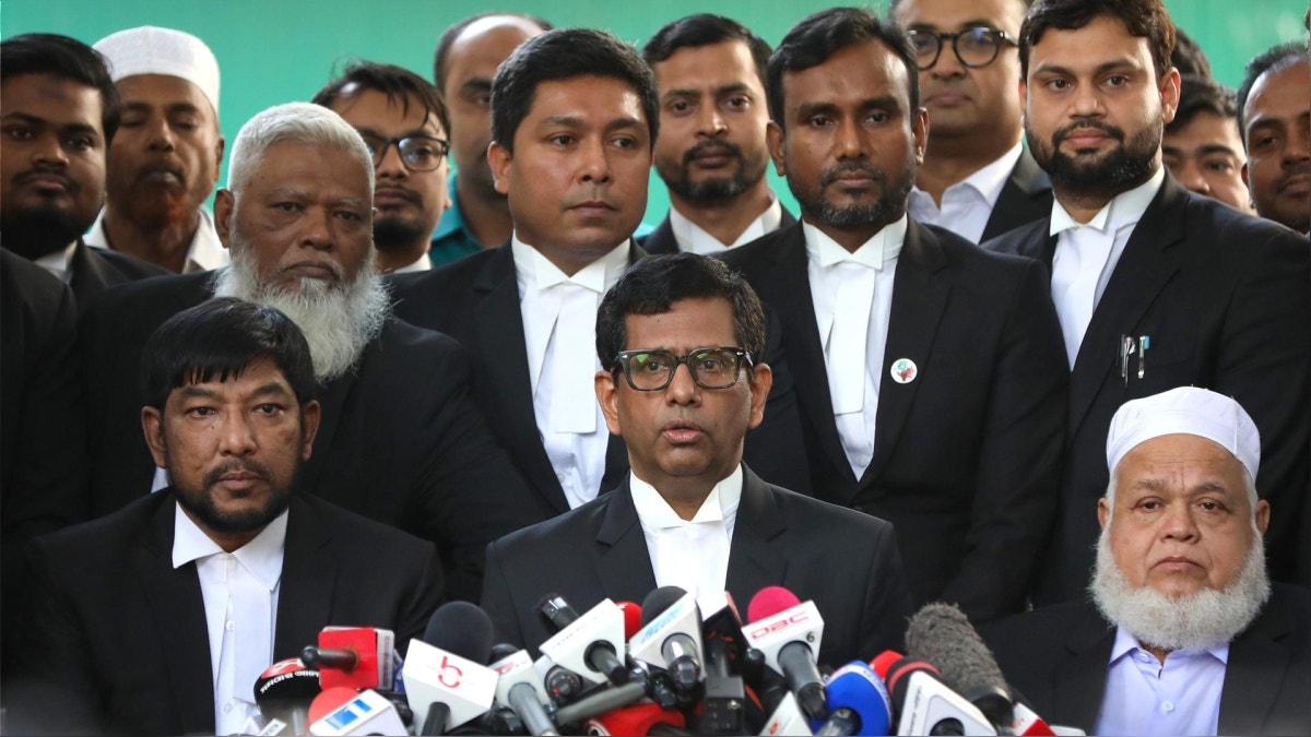 El fiscal jefe del Tribunal Penal Internacional de Bangladesh (ICT), Tajul Islam, se dirige a los medios de comunicación en el edificio del Tribunal Superior, en Daca, Bangladesh, el 17 de noviembre de 2025. El ICT declaró a la ex primera ministra Sheikh Hasina culpable de crímenes contra la humanidad relacionados con la represión de las protestas estudiantiles de julio y agosto de 2024, y la condenó a muerte.   Traducción realizada con la versión gratuita del traductor DeepL.com