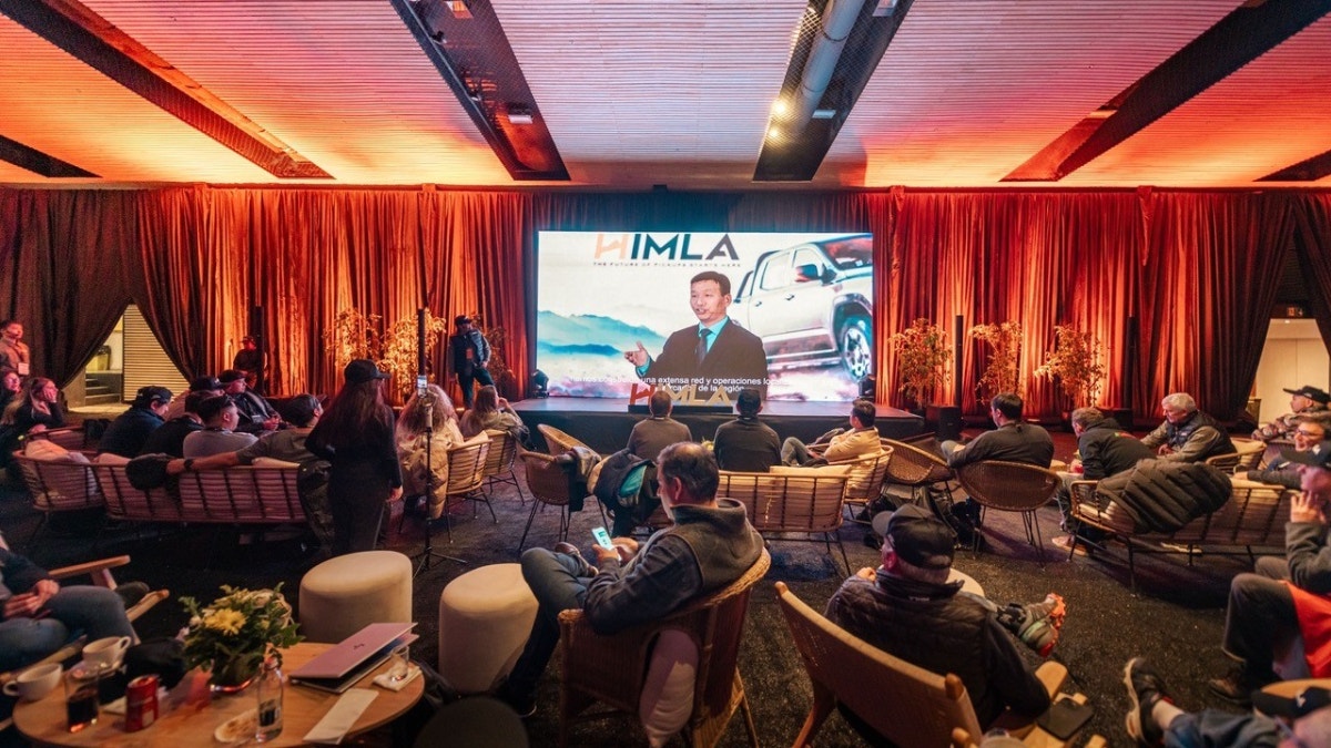 La nueva pick-up Chery HIMLA durante su histórico lanzamiento regional en el Centro de Montaña Portillo, Chile. 