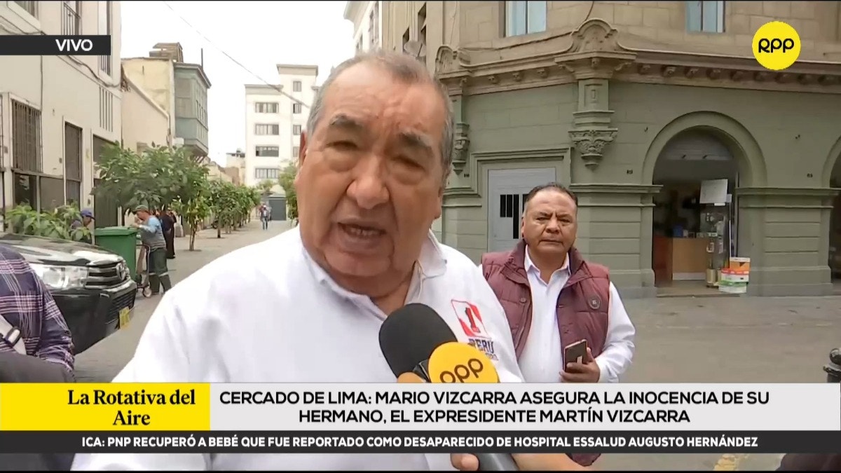 Mario y Martín Vizcarra recorrieron la Plaza San Martín tras el final de la audiencia de alegatos de clausura. 