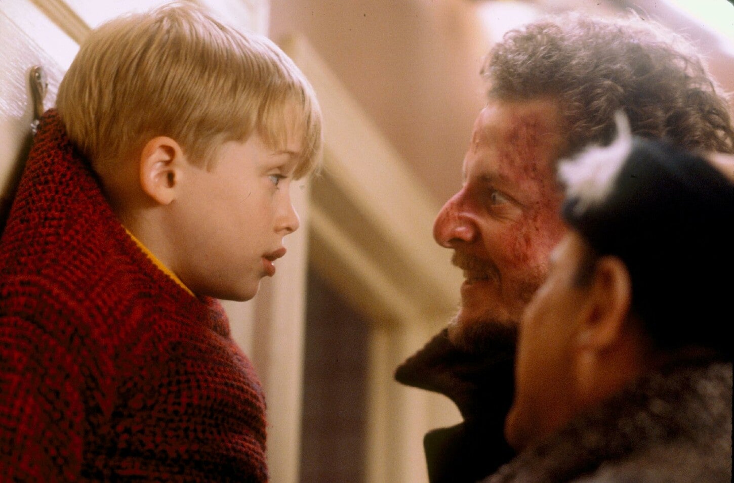 Macaulay Culkin, Joe Pesci y Daniel Stern en una escena de 'Mi pobre angelito' (1990).