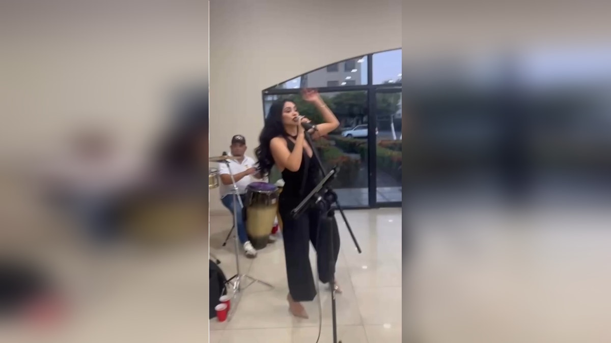 Pamela Franco cantando su tema Dile la verdad en el cumpleaños de Christian Cueva