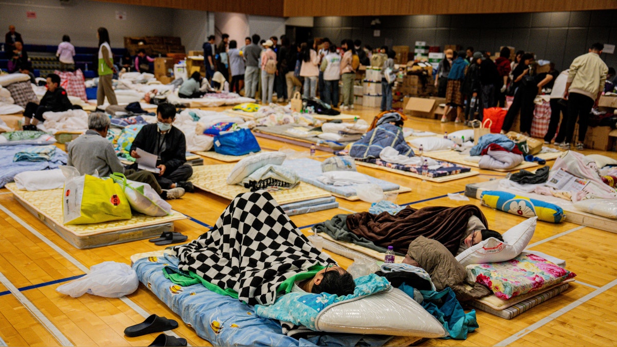 Personas afectadas descansan en un refugio de emergencia este jueves 27 de noviembre en Hong Kong, China.