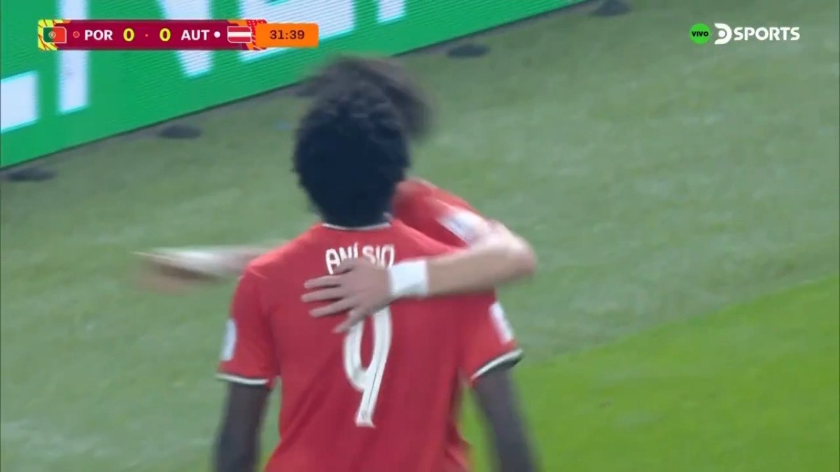 Anisio Cabral y el gol para el seleccionado portugués.