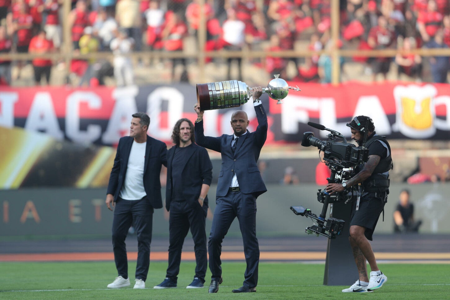 El exfutbolista de Flamengo Felipe Melo levanta el trofeo de la Copa Libertadores este sábado, previo a la final entre Palmeiras y Flamengo en el estadio Monumental U, en Lima (Perú). 