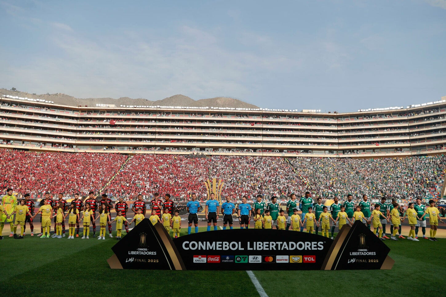 Jugadores de Palmeiras (d) y de Flamengo forman este sábado, en la final de la Copa Libertadores entre Palmeiras y Flamengo en el estadio Monumental U, en Lima (Perú).