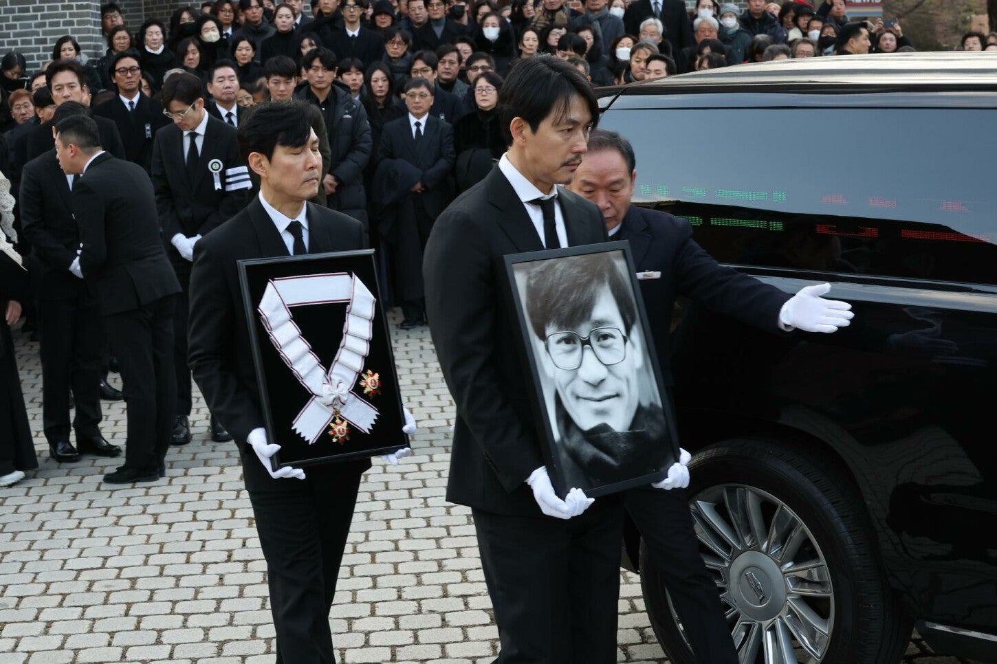 La procesión fúnebre estuvo encabezada por los actores Jung Woo-sung y la estrella de la serie ‘El Juego del Calamar’, Lee Jung-jae. 