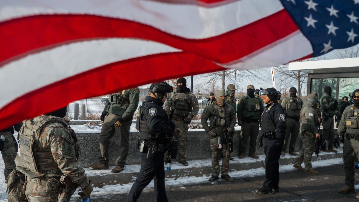 ICE dice que la mujer fallecida en tiroteo en Minneapolis estaba "acosando" a los agentes