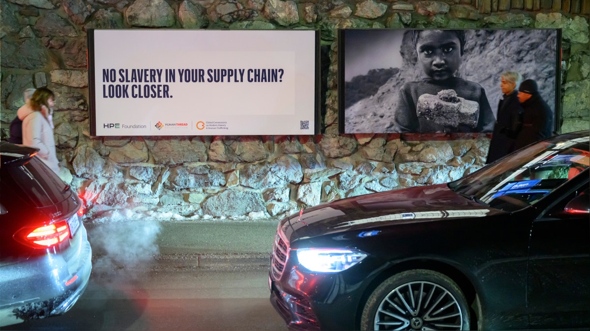 "¿No hay esclavitud en tu cadena de suministro? Mira más de cerca", se lee en un pancarta antes de la 56.ª reunión anual del Foro Económico Mundial (FEM) en Davos, Suiza. 
