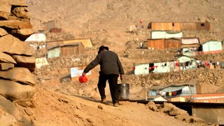 Pobreza multidimensional: 10.8 millones de peruanos carecen de servicios de salud, educación, vivienda y conectividad