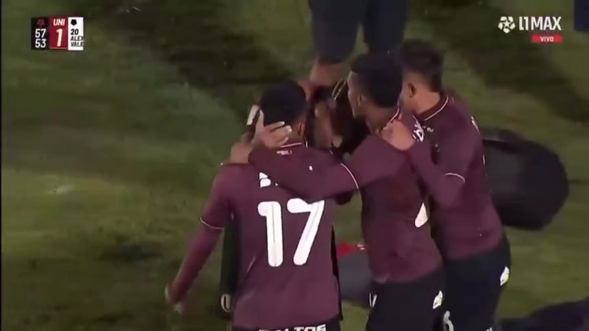 Alex Valera celebra su tanto ante Cusco FC