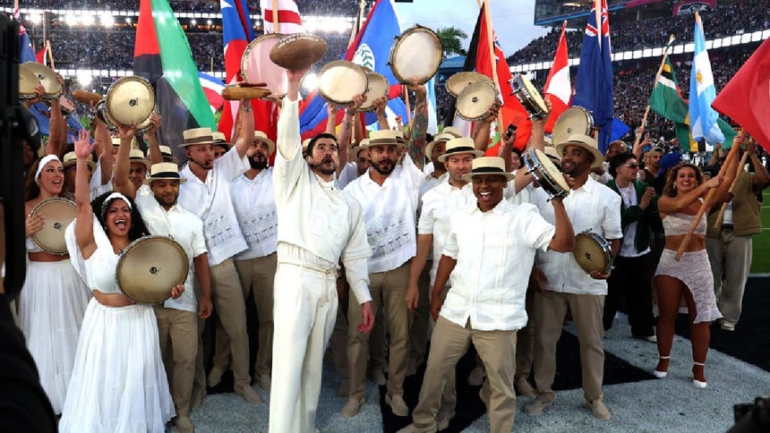 Bad Bunny se lució en el show de medio tiempo en el Levi's Stadium en Santa Clara.
