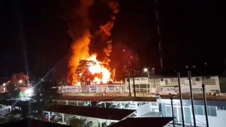 Voraz incendio en embarcación fluvial dejó seis heridos y bomberos afectados por humo tóxico en Iquitos