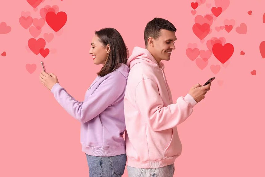 A lo largo del 14 de febrero, las personas suelen intercambiar tarjetas, regalos, flores y muestras de cariño a sus seres queridos, especialmente a sus parejas.