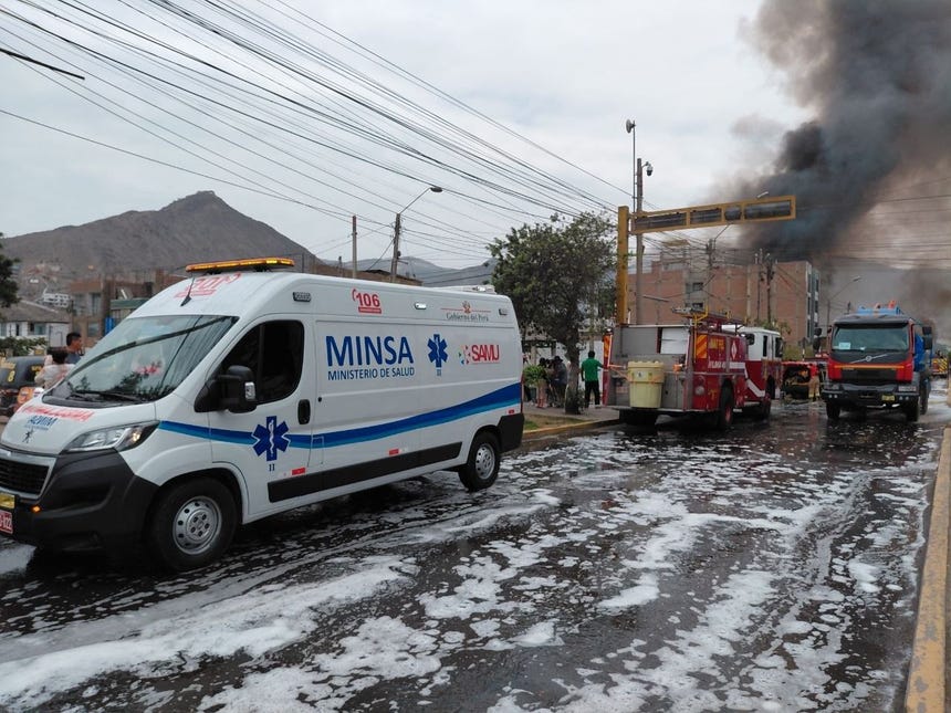 Personal del SAMU atendió a siete personas afectadas por el incendio. 