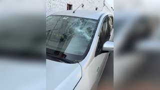 Surco: turba de vándalos ataca auto de madre de familia