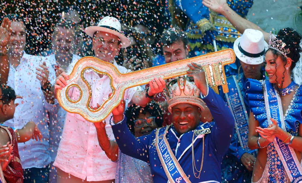 El Rey Momo recibió este viernes las llaves de la ciudad de Río de Janeiro de manos de su alcalde, Eduardo Paes