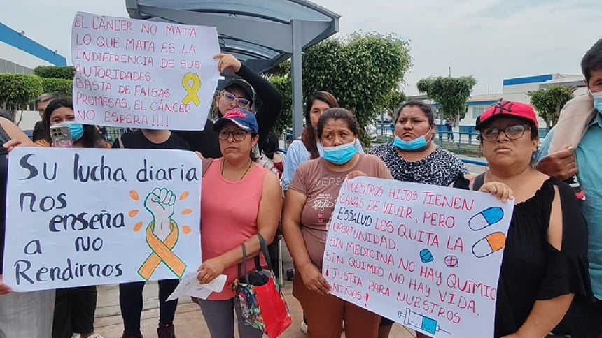 Madres y padres de pacientes oncológico realizaron un plantón de protesta en el Hospital Sabogal demandando la entrega rápida de medicamentos para sus hijos. 