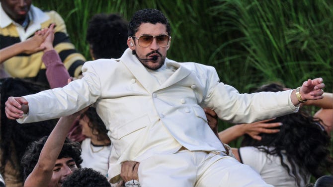 Estadounidenses creen que Bad Bunny los representa mejor que Donald Trump, según encuesta