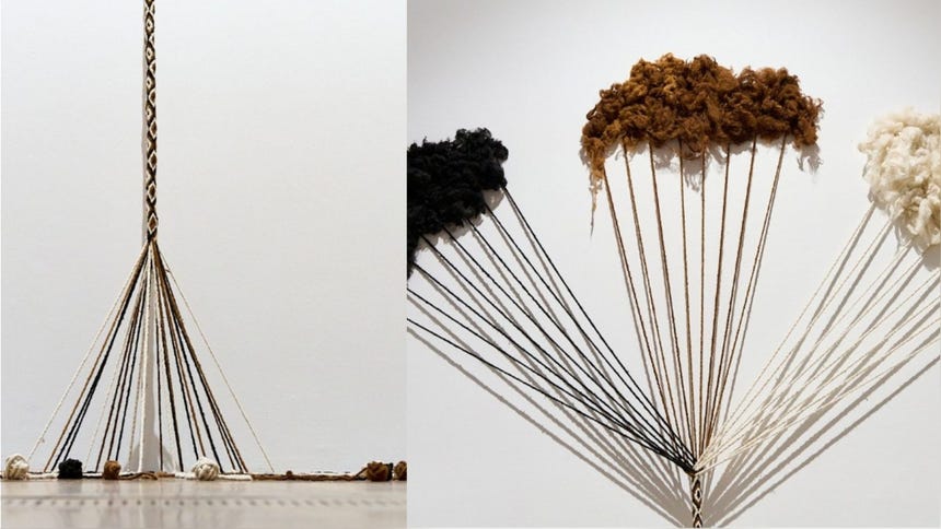  Obra de Antonio Paucar presentada en Artes Mundi 11, donde el uso de textiles andinos y elementos performáticos construye una reflexión visual sobre territorio, identidad y transformación del paisaje.