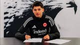 Capitán con futuro: peruano Philipp Eisele Yupanqui renovó contrato con Eintracht Frankfurt