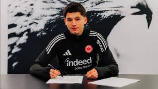 Capitán con futuro: peruano Philipp Eisele Yupanqui renovó contrato con Eintracht Frankfurt