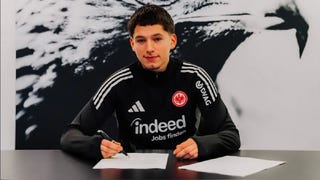Capitán con futuro: peruano Philipp Eisele Yupanqui renovó contrato con Eintracht Frankfurt