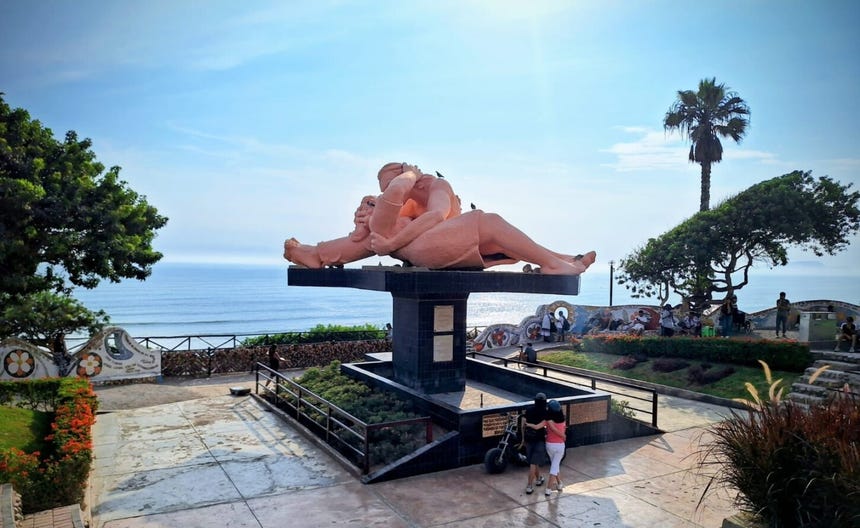El Parque del Amor, ubicado en Miraflores, es uno de los lugares más concurridos durante San Valentín. 