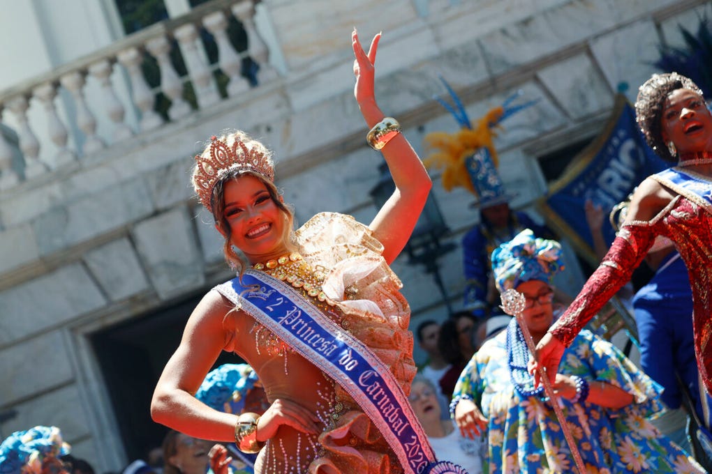 La segunda princesa del Carnaval de Río de Janeiro baila este viernes, en Río de Janeiro (Brasil).
