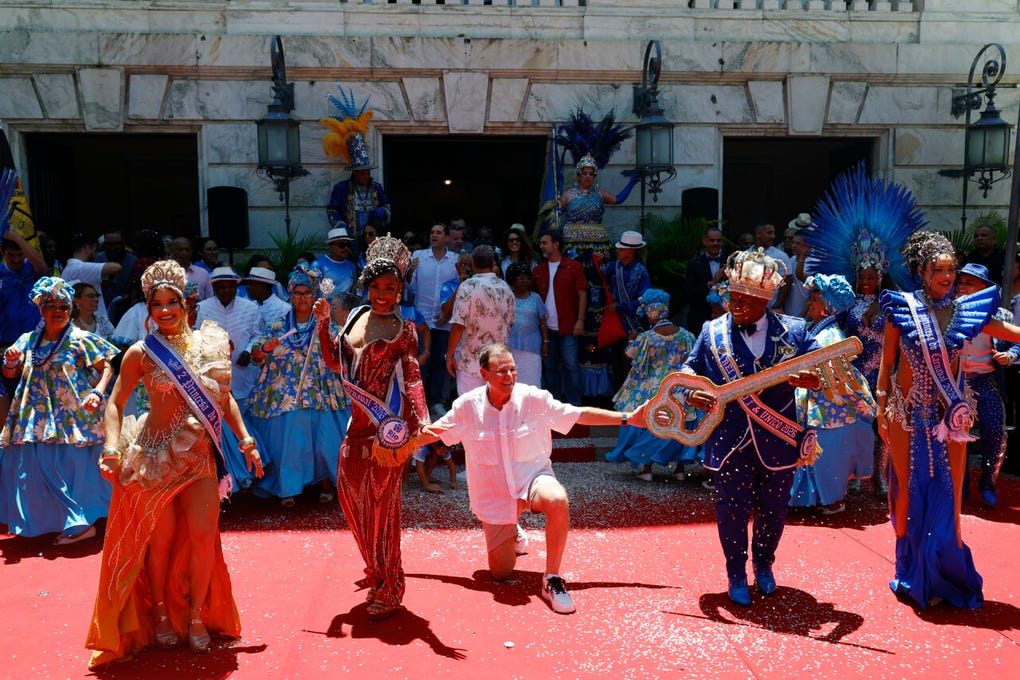 Pese a que las comparsas ya desfilan por las calles de Río de Janeiro desde hace al menos un mes, la fiesta solo comenzó oficialmente este viernes, con la ciudad bajo el mando del Rey Momo