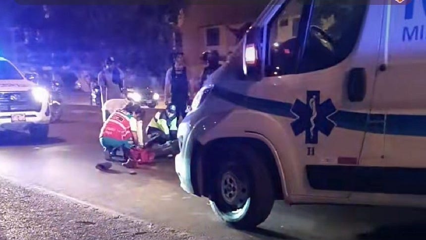 La mujer fue auxiliada por paramédicos y trasladada de emergencia a un hospital.