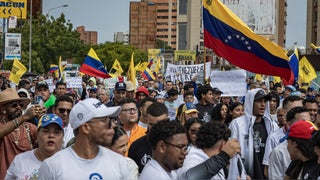 La ley de amnistía se frena en el Parlamento chavista mientras la oposición retoma las calles en Venezuela